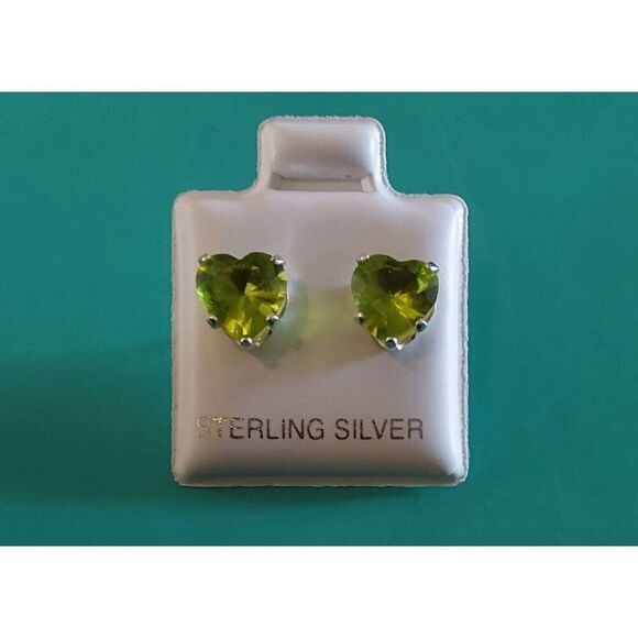Beautiful 2 Ct Heart Cut Lime Peridot Sterling Silver Stud Earrings - Picture 1 of 2